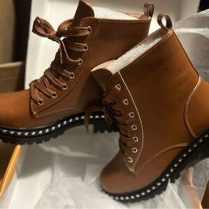 Chase + Chloe los Angeles women combat boots cognac .Brown Lace-Up Ankle Boots